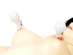 乳首用ローター - 乳クリ悶もんエイト 装着時